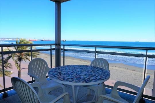 Charming apartment, for 4 people, on the beachfront, La Pineda. (P32)