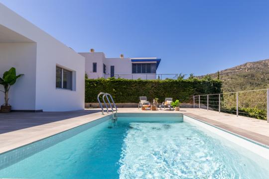 Magnifique maison à vendre dans un cadre naturel sur la Costa Daurada, avec 3 chambres et piscine.