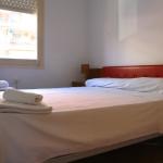 Dormitorio con cama doble