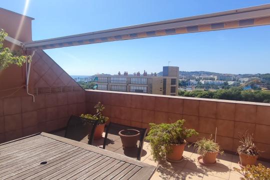 Penthouse spectaculaire avec trois chambres et deux salles de bains à vendre dans le centre de La Pineda.