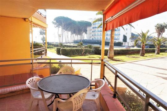 Acollidor apartament per a 4-5 persones, al costat de la platja de La Pineda. (F01)