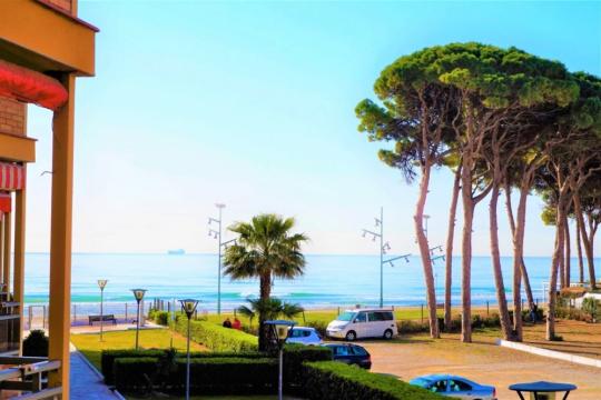 Bonic apartament de vacances per a 4 persones, tocant la platja. (F12)