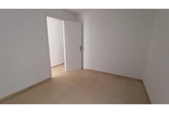 Great shopping opportunity in Constantí! 3 bedroom apartment.