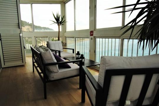 Three double bedroom apartment renovated to a high standard, 2 bathrooms, parking, frontal views of the Mediterranean Sea
