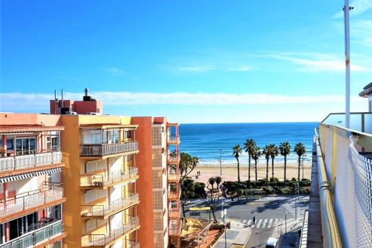 Ampli àtic, de tres dormitoris, vistes mar  al costat de la platja de La Pineda. (PARK)