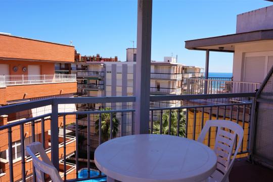 Refurbished studio with terrace and sea views, in the center of La Pineda