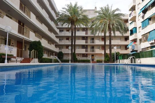 Apartment for sale in the heart of La Pineda in a residential area with a swimming pool.