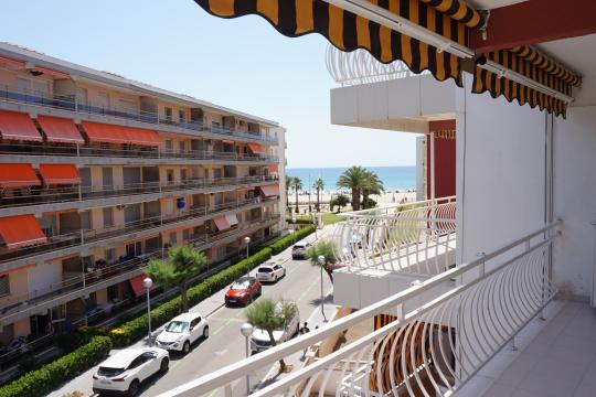 Despierta con el Mediterráneo a tus pies: apartamento para reformar en La Pineda, luz y conexión familiar garantizadas
