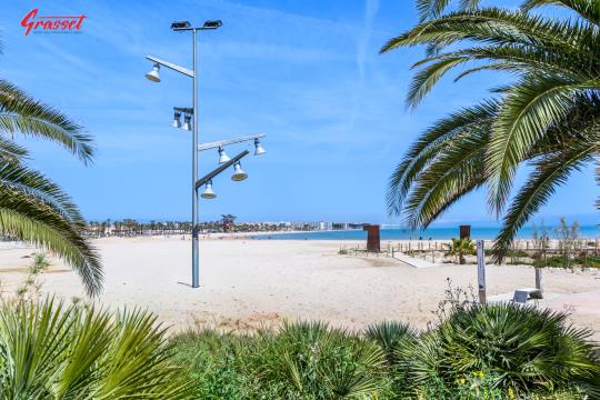 Appartement en première ligne avec vue imprenable. Séjour, grande terrasse, 4 chambres, 1 salle de bain, 1 WC et cuisine séparée.