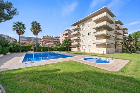 Seasonal rental of a spacious apartment with swimming pool, Racó district of Salou, La Pineda. (QA)