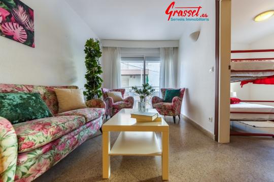Charming renovated 2-bedroom apartment for sale in Cap Salou next to Pineda Beach on the Costa Daurada