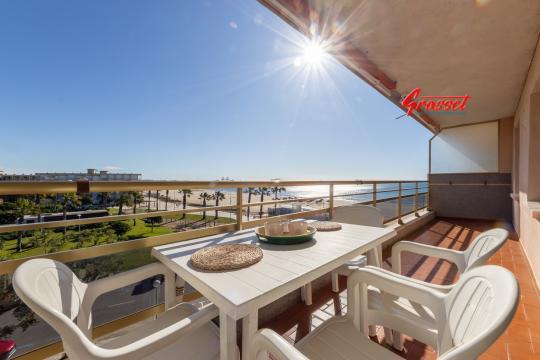 Exclusive seaside property: 3 bedrooms, swimming pool and a terrace where the sound of the waves accompanies every sunset.