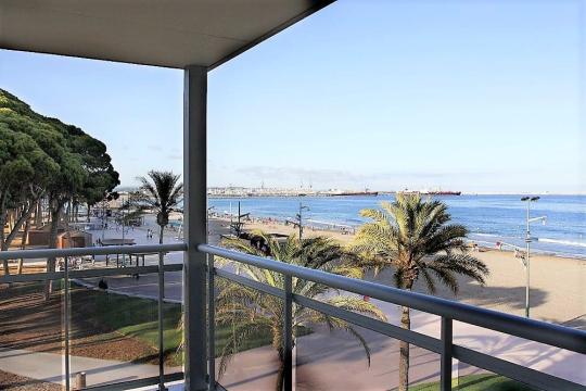 Encantador apartament de vacances per a 4 persones davant de la platja (P34)