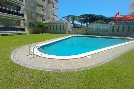 Apartment with sea views just 1 minute from La Pineda beach.