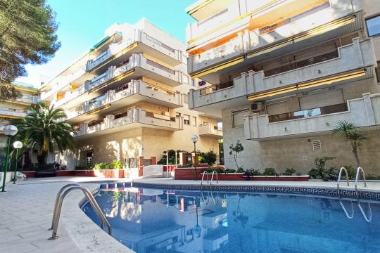 Apartment for sale with a double bedroom, with swimming pool and the possibility of a garage.