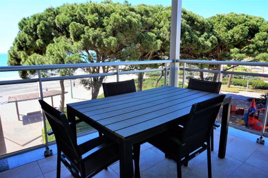 Apartament modern d'estiu per a 4 persones davant de la platja (P35)