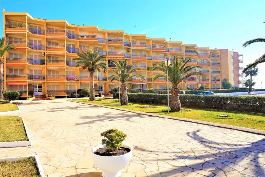 Acollidor apartament per a 4-5 persones, al costat de la platja de La Pineda. (F01)