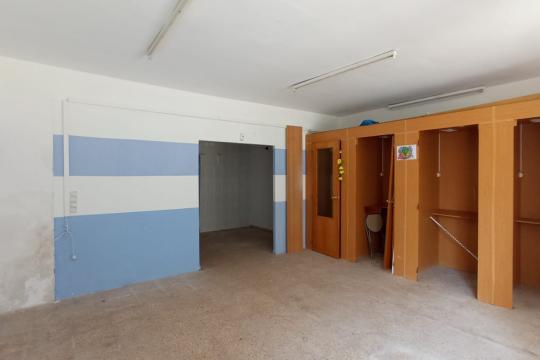 Empty commercial premises for sale in La Pineda Beach. 
