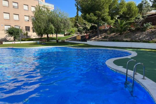 Apartamento en venta de 2 dormitorios con plaza de aparcamiento y piscina en Salou